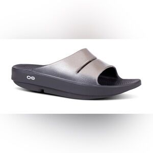 OOFOS Women's Sandals in Metallic Gray